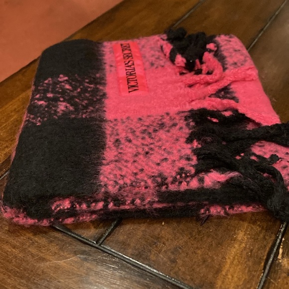NWT Victoria’s Secret Fuchsia Buffalo Check Scarf - Winter Angel Collection - Picture 7 of 13